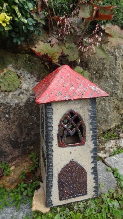 Věž raku (červená střecha)